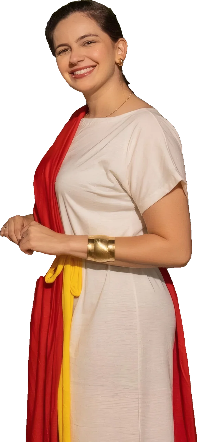 Aluna da Nova Acrópole vestida de toga num evento da escola