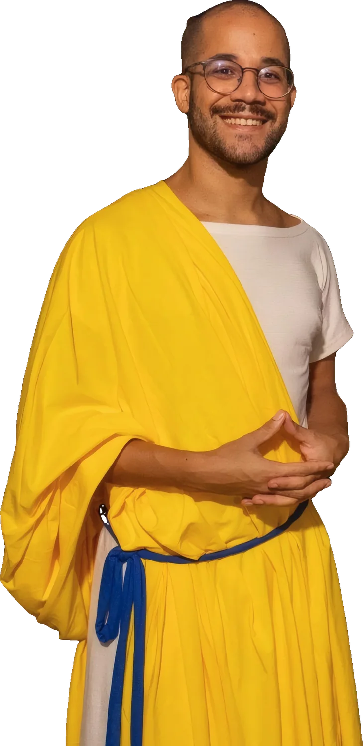 Aluno da Nova Acrópole vestido de toga num evento da escola