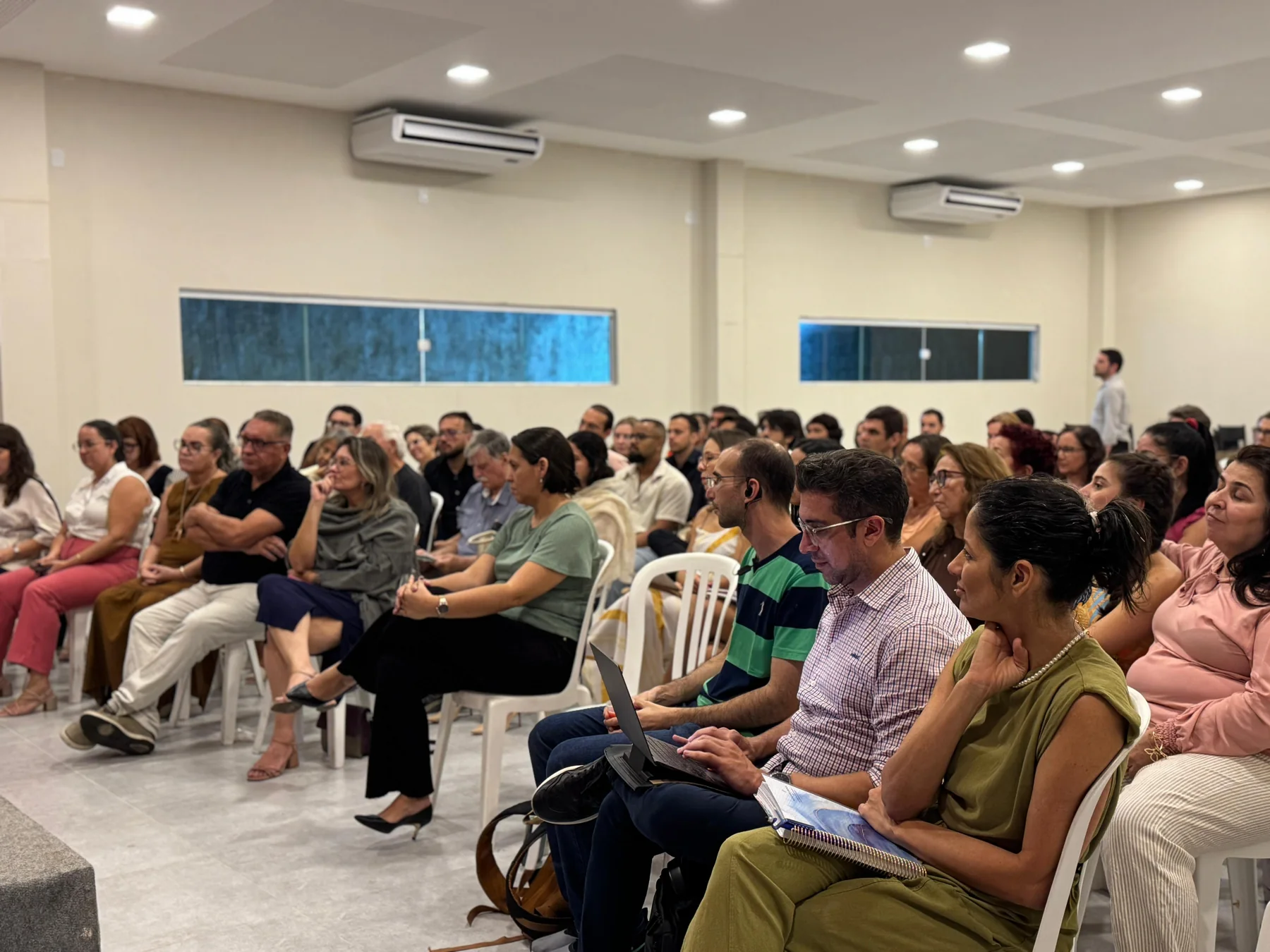 Sala cheia de alunos numa aula da Nova Acrópole em Natal